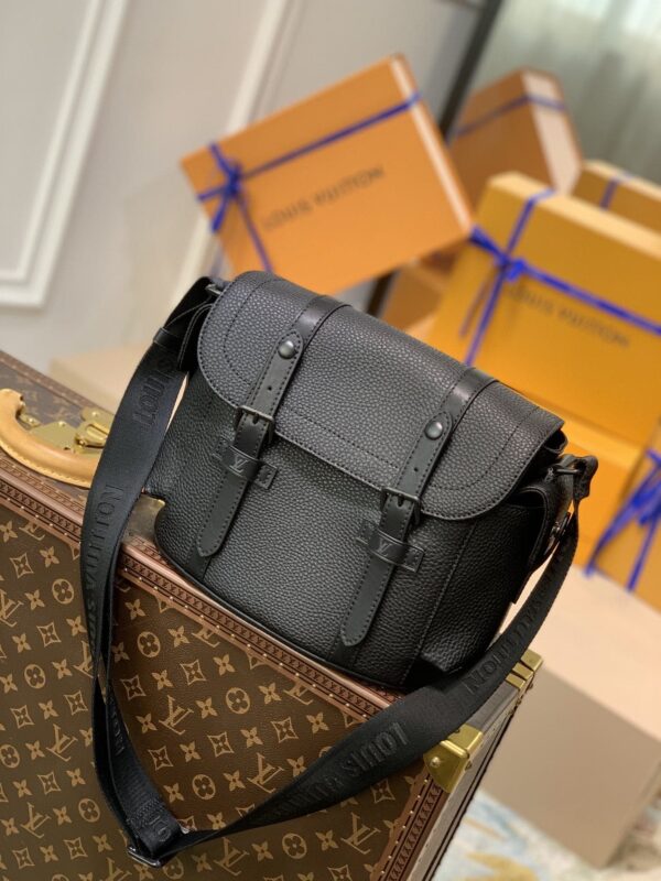 louis-vuitton-christopher-messenger-m58476