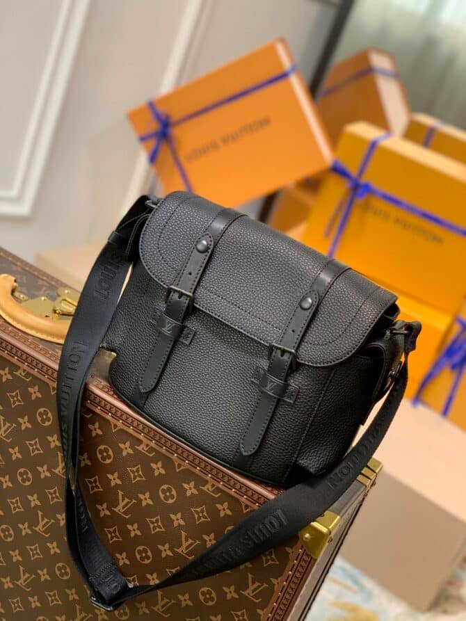 louis-vuitton-christopher-messenger-m58476