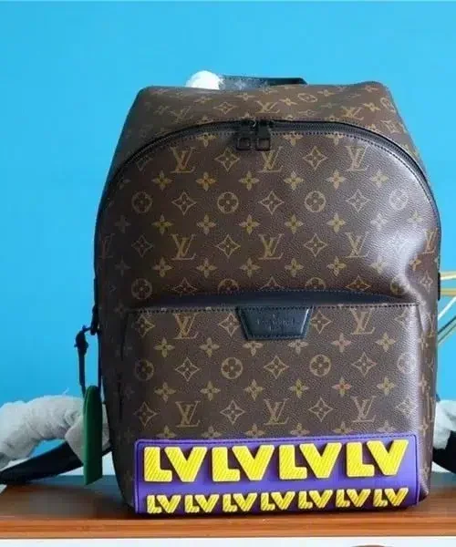 louis-vuitton-discovery-backpack-monogram-canvas-with-lv-rubber-signature-appliqué-for-fall-m57965