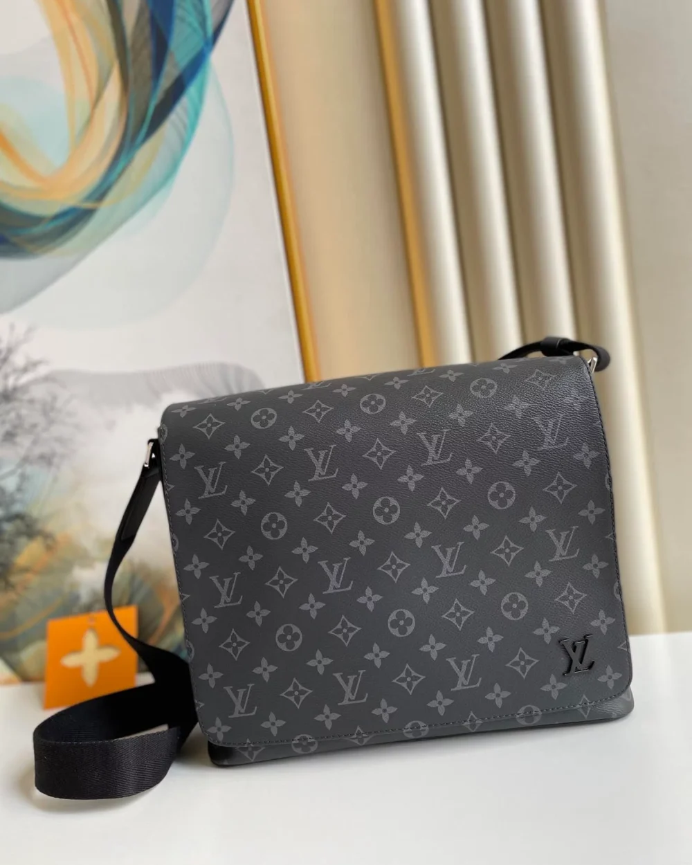 louis-vuitton-district-mm-m44001