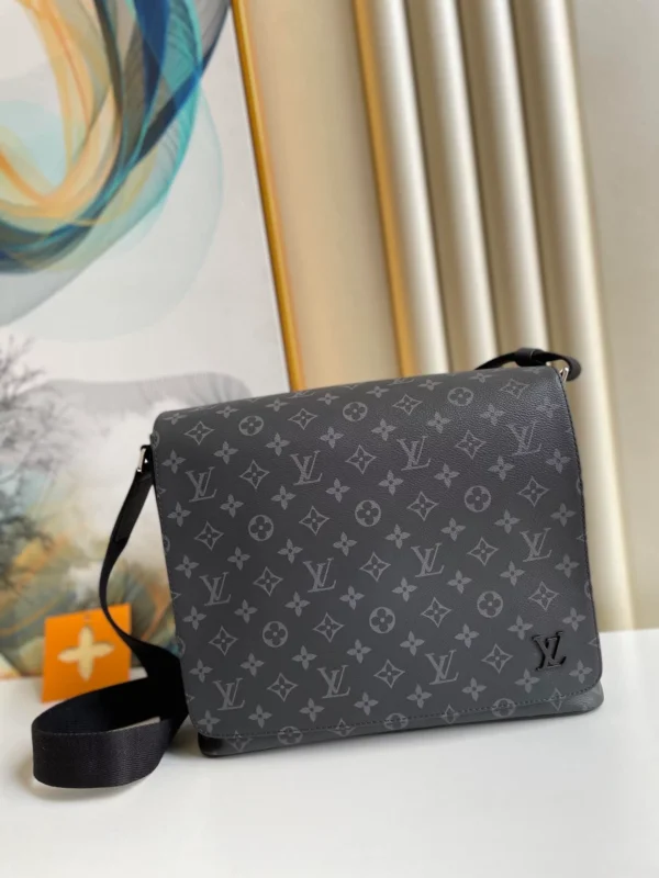 louis-vuitton-district-mm-m44001