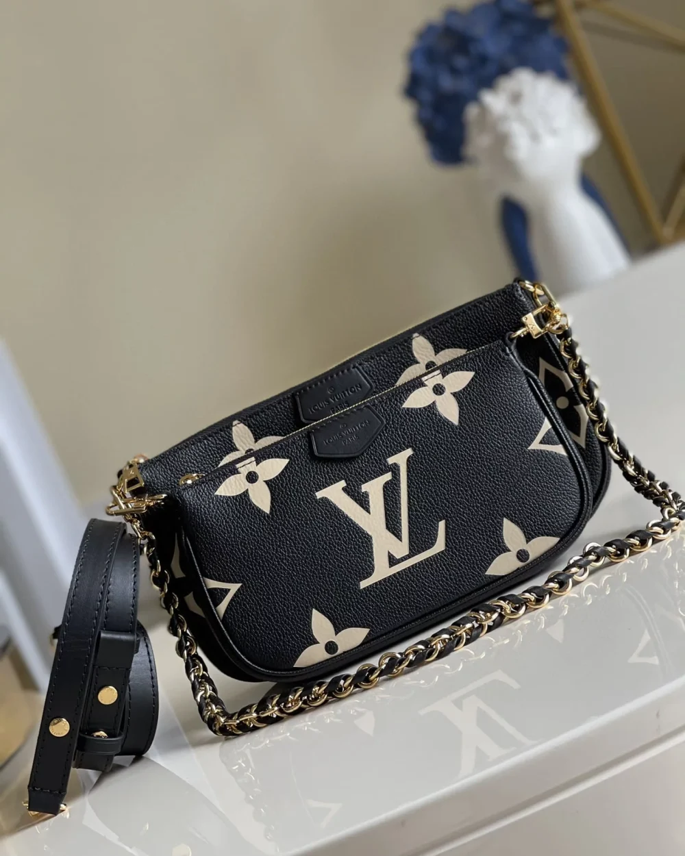 louis-vuitton-hand-bag-black
