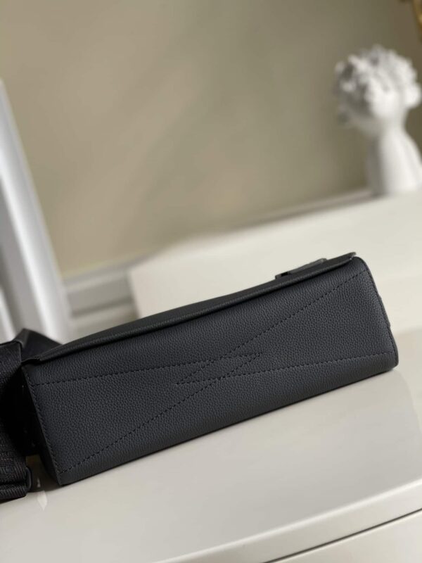 1:1 Replica Louis Vuitton LV Takeoff Messenger LV Aerogram Unique Bag For Men M57080 - 11in/28cm