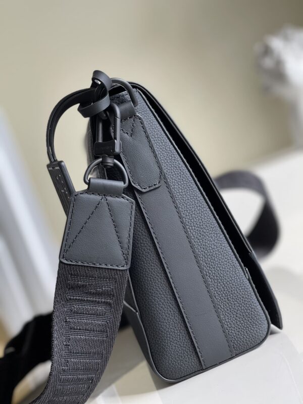 1:1 Replica Louis Vuitton LV Takeoff Messenger LV Aerogram Unique Bag For Men M57080 - 11in/28cm