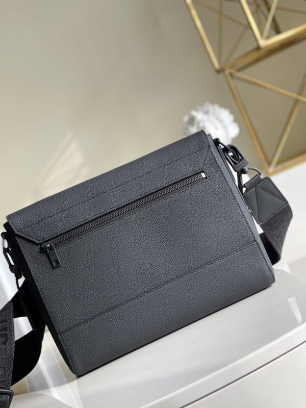 1:1 Replica Louis Vuitton LV Takeoff Messenger LV Aerogram Unique Bag For Men M57080 - 11in/28cm