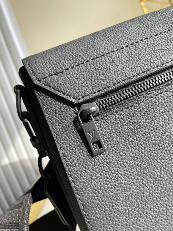 1:1 Replica Louis Vuitton LV Takeoff Messenger LV Aerogram Unique Bag For Men M57080 - 11in/28cm