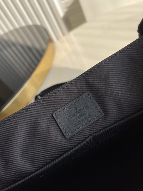 1:1 Replica Louis Vuitton LV Takeoff Messenger LV Aerogram Unique Bag For Men M57080 - 11in/28cm
