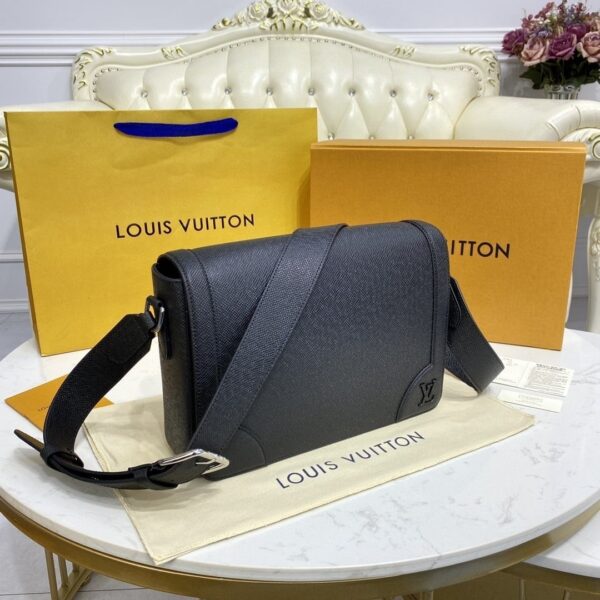 1:1 Replica Louis Vuitton LV New Flap Messenger Taiga Black Unique Bag For Men M30807 - 11.1in/28.3cm