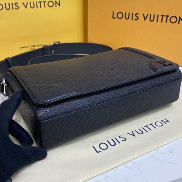 1:1 Replica Louis Vuitton LV New Flap Messenger Taiga Black Unique Bag For Men M30807 - 11.1in/28.3cm