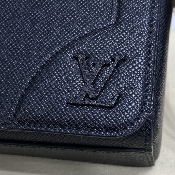 1:1 Replica Louis Vuitton LV New Flap Messenger Taiga Black Unique Bag For Men M30807 - 11.1in/28.3cm