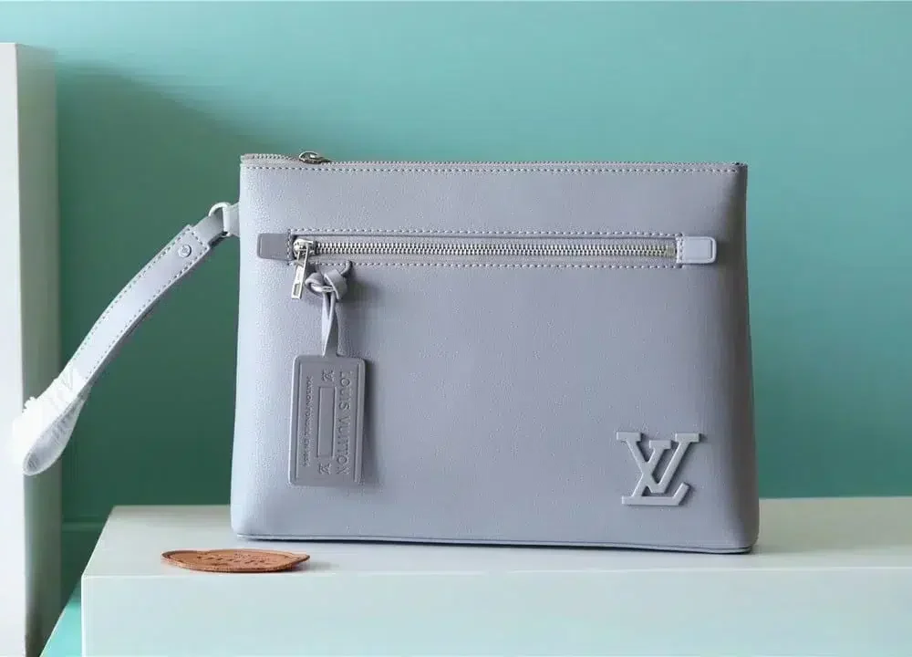 louis-vuitton-replica-pochette-ipad-grey-aerogram-m81029