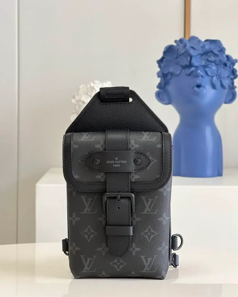 saumur-slingbag-monogram-eclipse-black-m45912