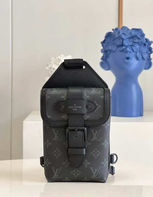 saumur-slingbag-monogram-eclipse-black-m45912