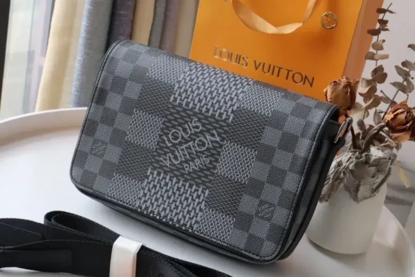 studio-messenger-damier-graphite-gray-n50013