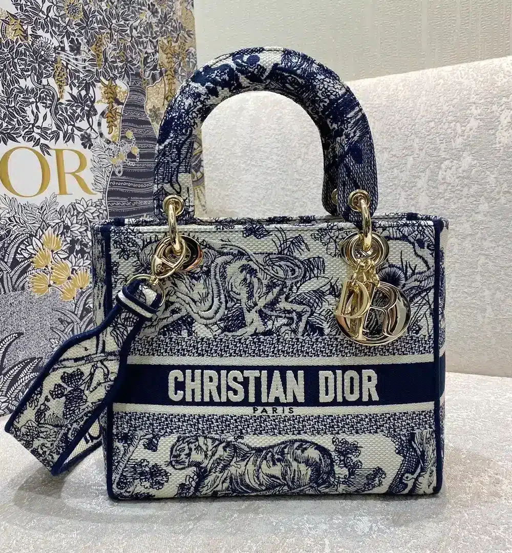 1:1 Replica Christian Dior Medium Lady D-Lite Bag Blue Toile de Jouy Reverse Embroidery, Blue, For Women Women's Handbags, Crossbody Bags, 24cm CD M0565ORGO_M928