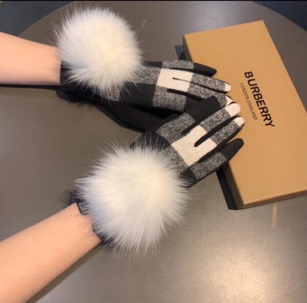 Burberry Cashmere Gloves In Black & White