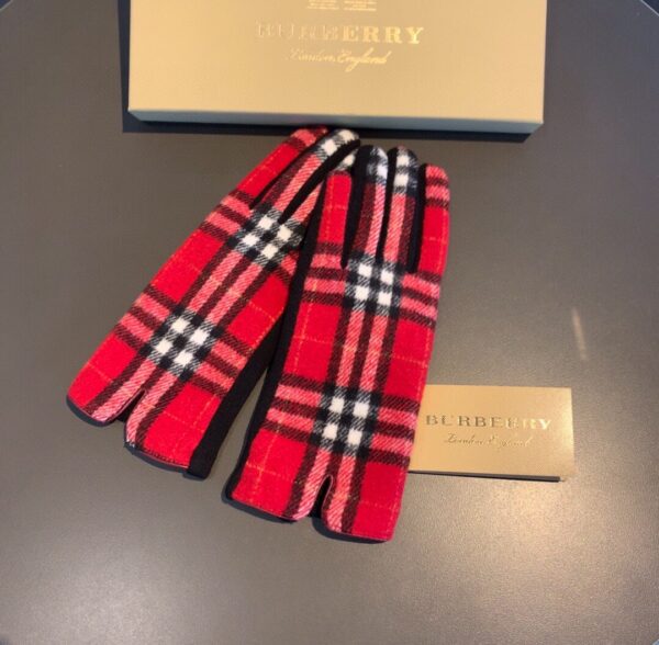 Burberry Cashmere Gloves In Red