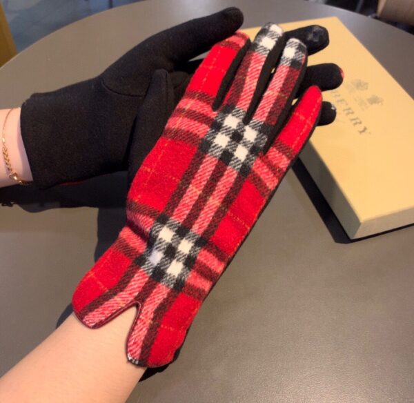 Burberry Cashmere Gloves In Red