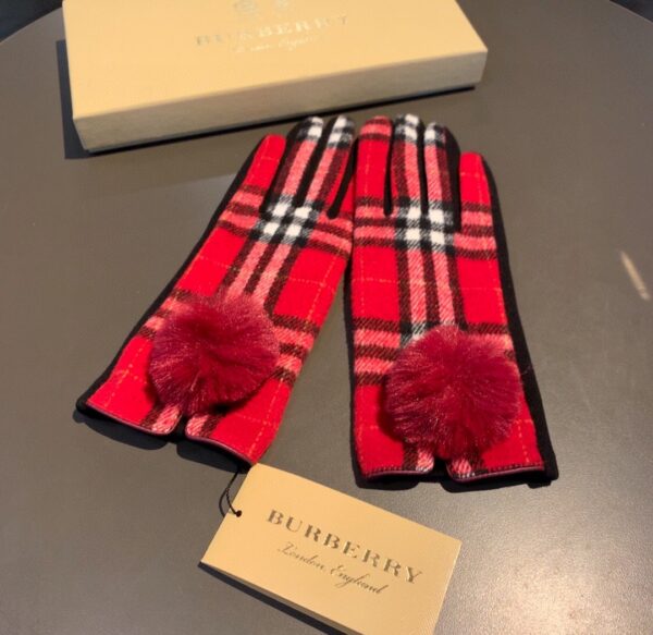 Burberry Cashmere Gloves In Red