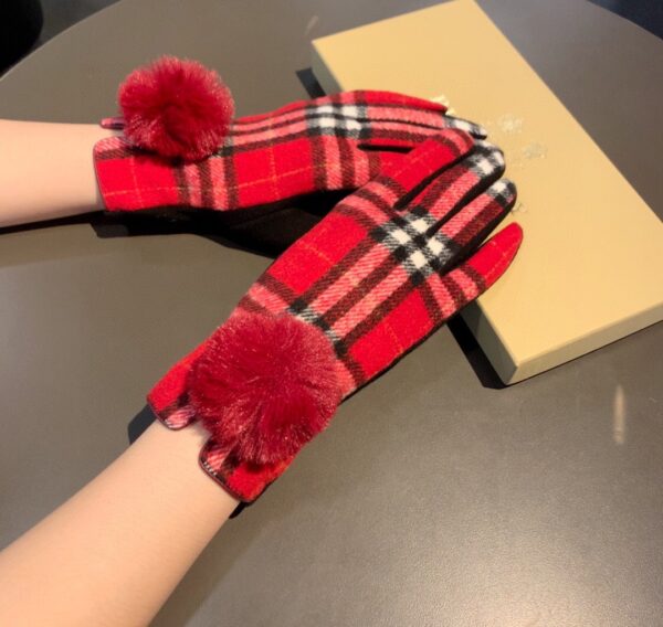 Burberry Cashmere Gloves In Red