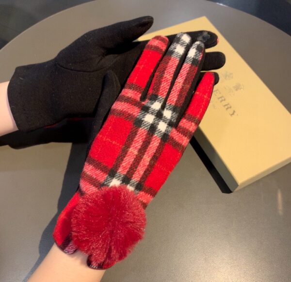 Burberry Cashmere Gloves In Red