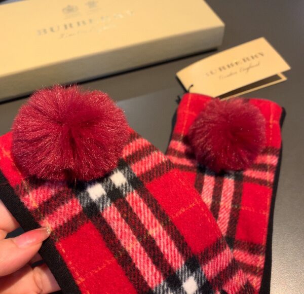 Burberry Cashmere Gloves In Red