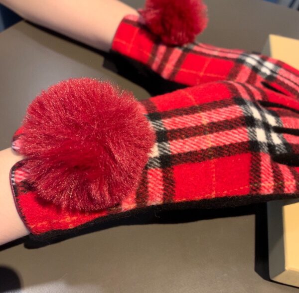 Burberry Cashmere Gloves In Red