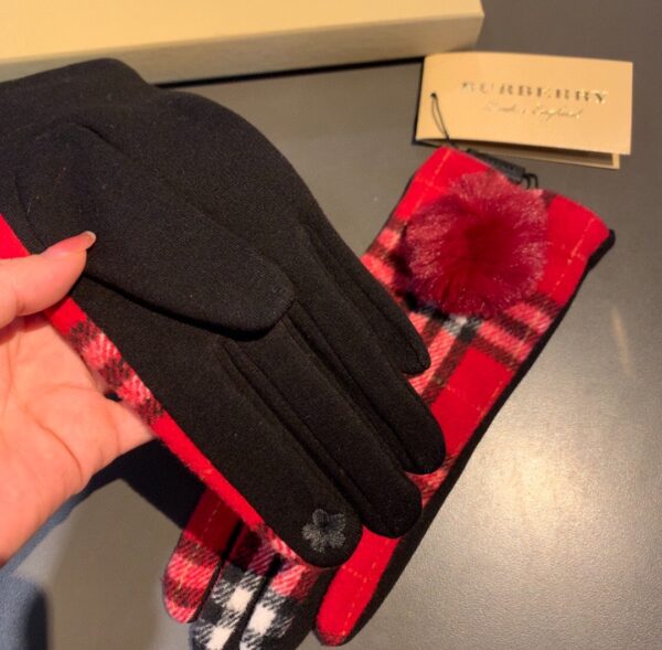Burberry Cashmere Gloves In Red