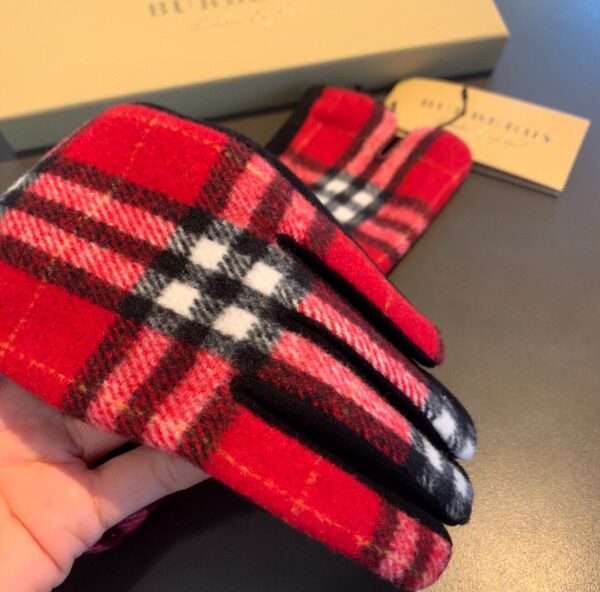 Burberry Cashmere Gloves In Red