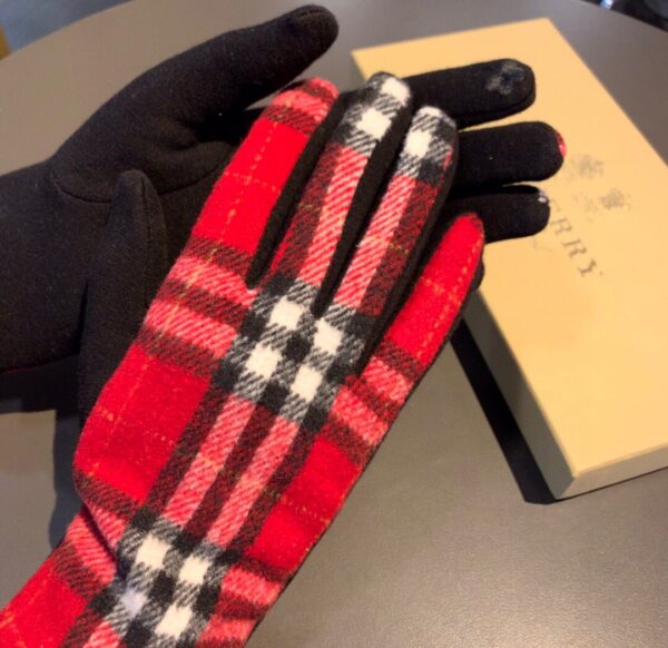 Burberry Cashmere Gloves In Red