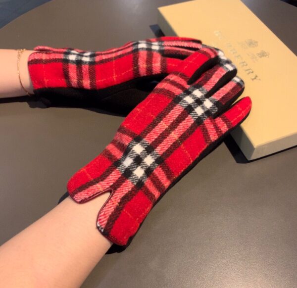 Burberry Cashmere Gloves In Red