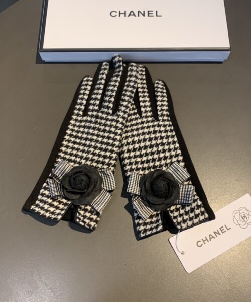 Burberry Cashmere Gloves In White