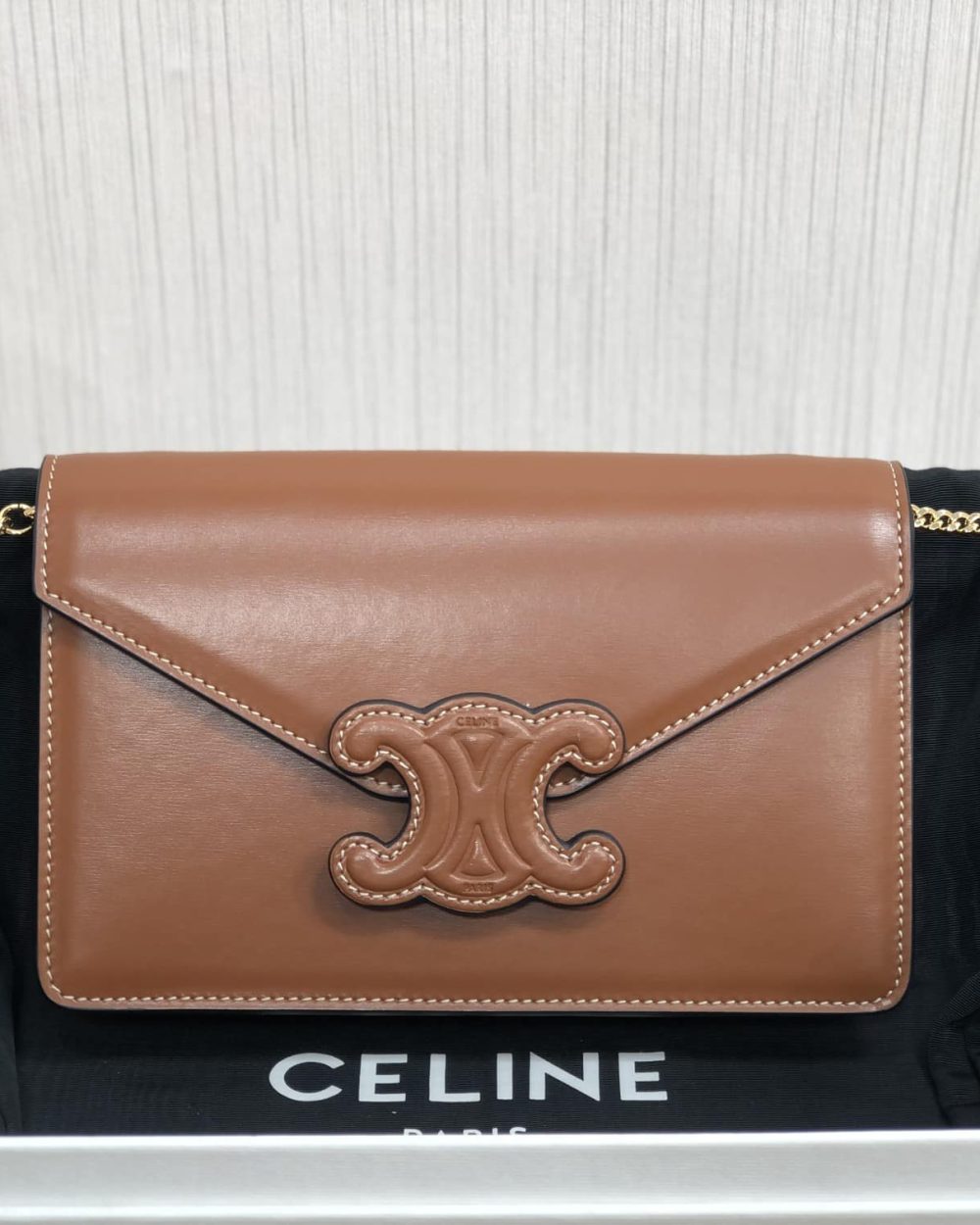 1:1 Replica Celine Wallet On Chain Triomphe Tan For Women 7in/19cm 10J733DPV.04LU