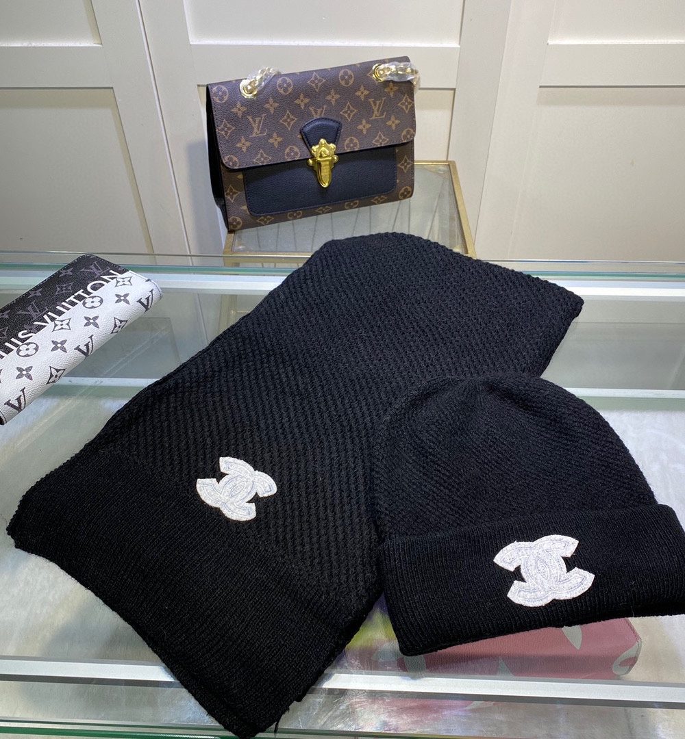 Chanel Beanie & Scarf Set In Black