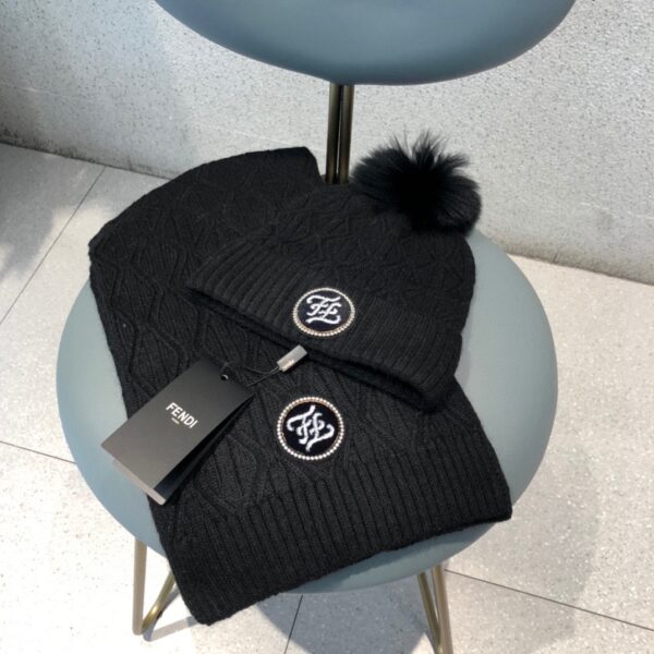 Fendi Beanie & Scarf Set In Black