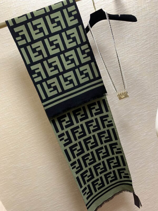 Fendi Wool and Silk Green and Black 180cm/71in
