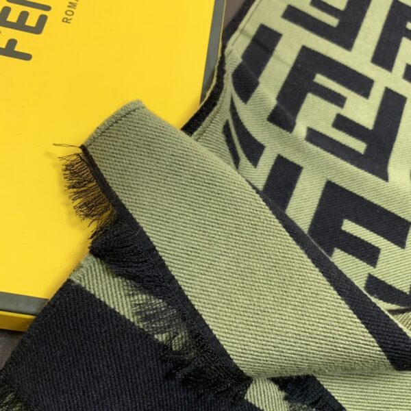 Fendi Wool And Silk Green and Black Scarf 180cm/71in