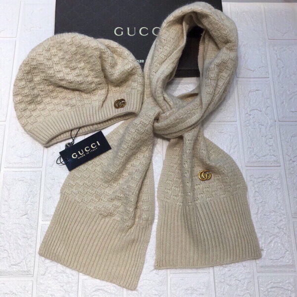 Gucci Beanie & Scarf Set In Beige