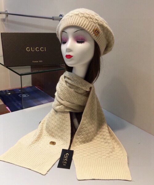 Gucci Beanie & Scarf Set In Beige