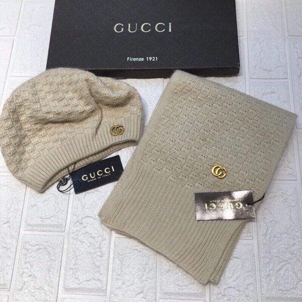 Gucci Beanie & Scarf Set In Beige
