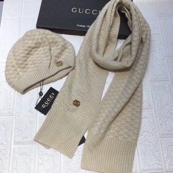 Gucci Beanie & Scarf Set In Beige