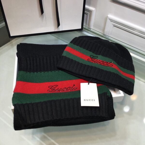 Gucci Beanie & Scarf Set In Black