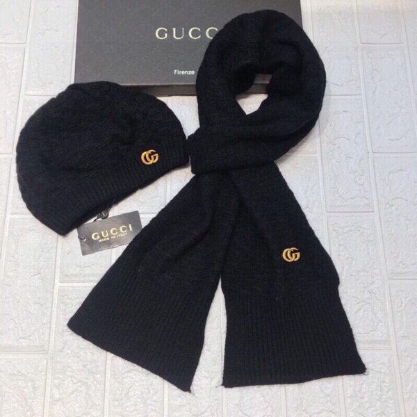 Gucci Beanie & Scarf Set In Black