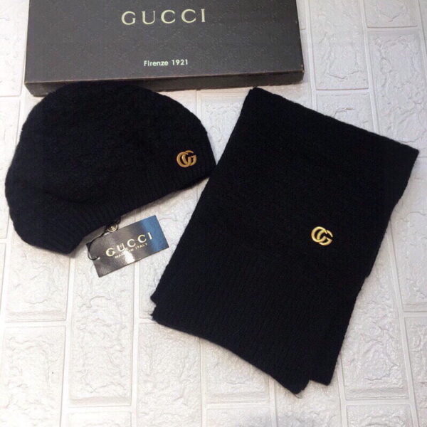 Gucci Beanie & Scarf Set In Black