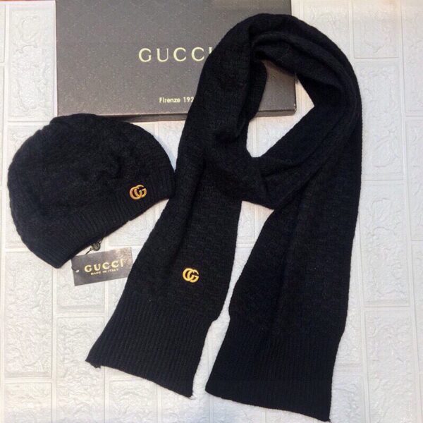 Gucci Beanie & Scarf Set In Black