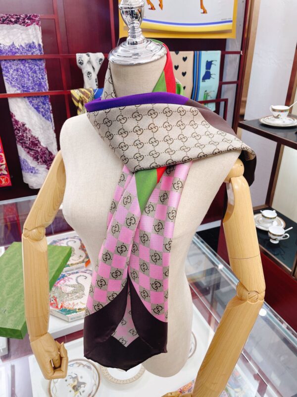 Gucci Geometric GG Print Twill Beige and Dark Green Scarf 90cm/35in ‎682469 3G001 9766 