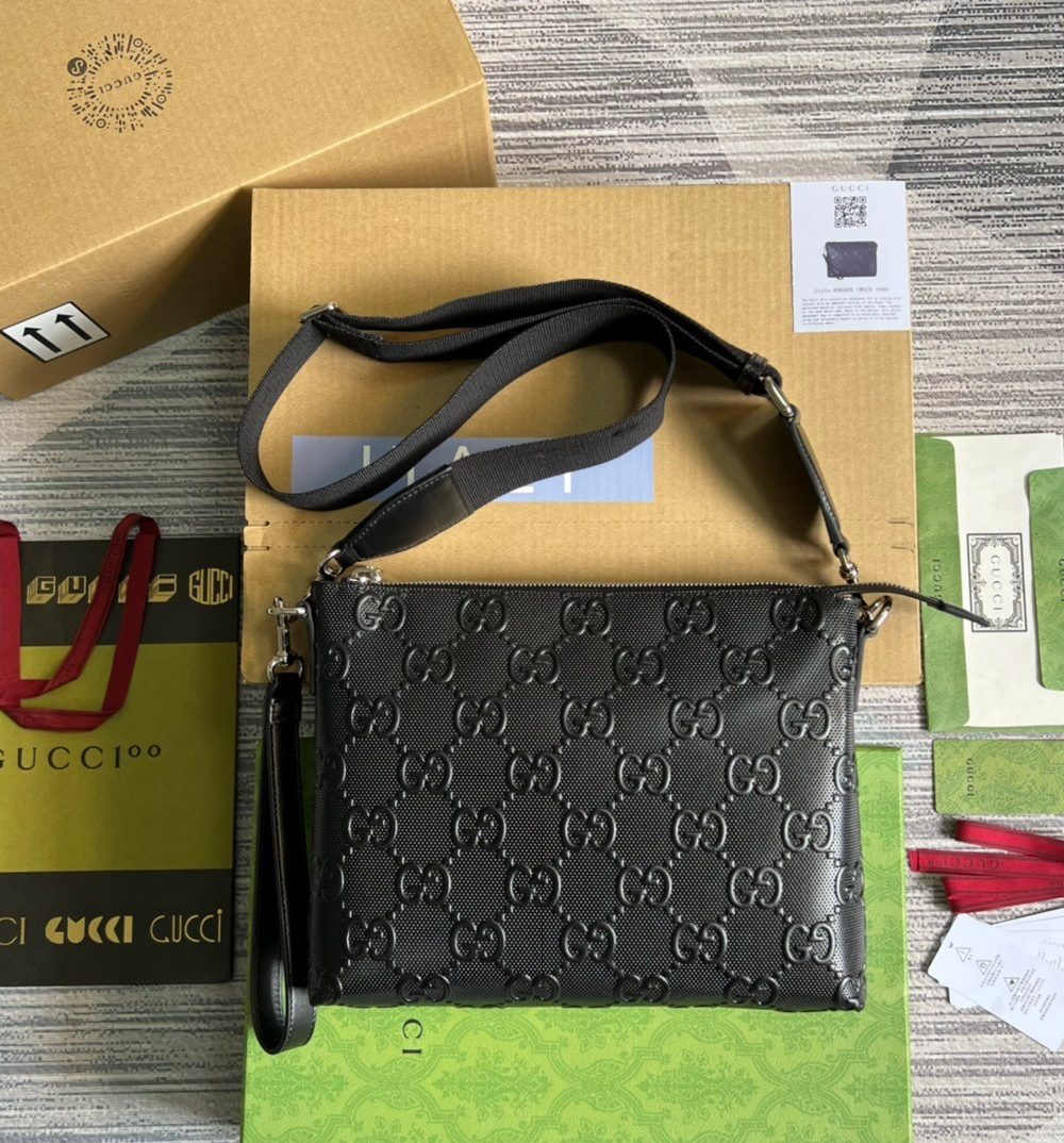 1:1 Replica Gucci GG Embossed Medium Messenger Bag Black GG Embossed For Men 12in/31cm GG 696009 1W3CN 1000