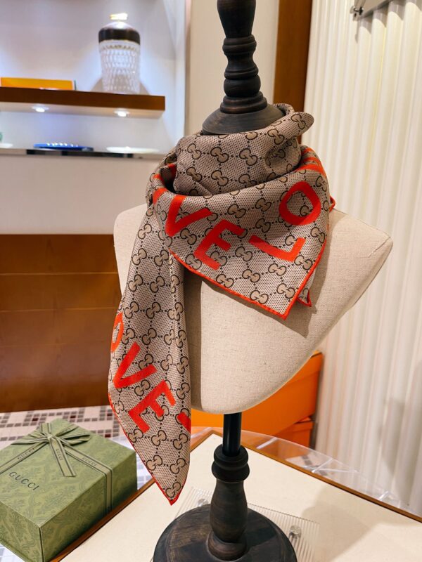 Gucci GG 'Love' Print silk Beige and Red Scarf 90cm/35in ‎681907 3G001 9774 
