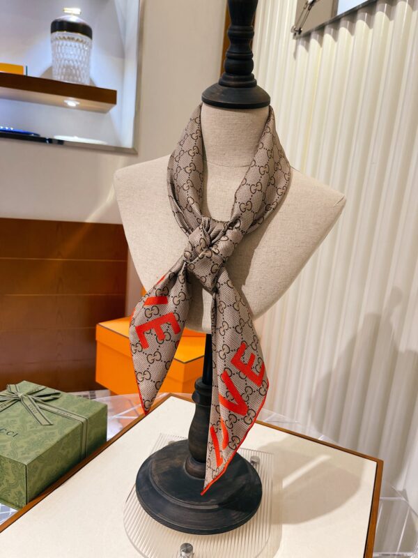 Gucci GG 'Love' Print silk Beige and Red Scarf 90cm/35in ‎681907 3G001 9774