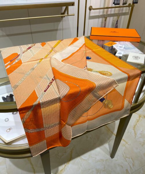 Hermes Clic-Clac Double Face Bouton D'or/Beige/Crème Clair Scarf 140cm/55in 